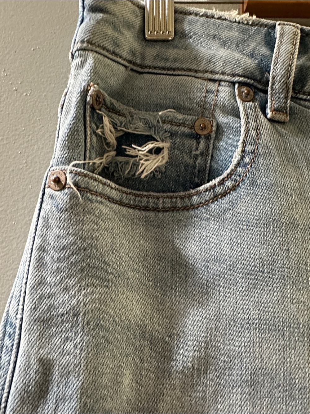 American Eagle Outfitters Light Blue Wide-Leg Jeans with Raw Hem - Picture 5 of 9